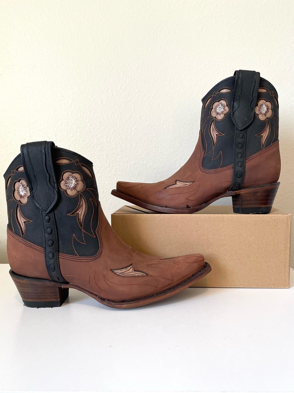 NWOT Circle G by Corral Snip Toe Shortie Ankle Boots - Floral Inlay & Navy - 7M